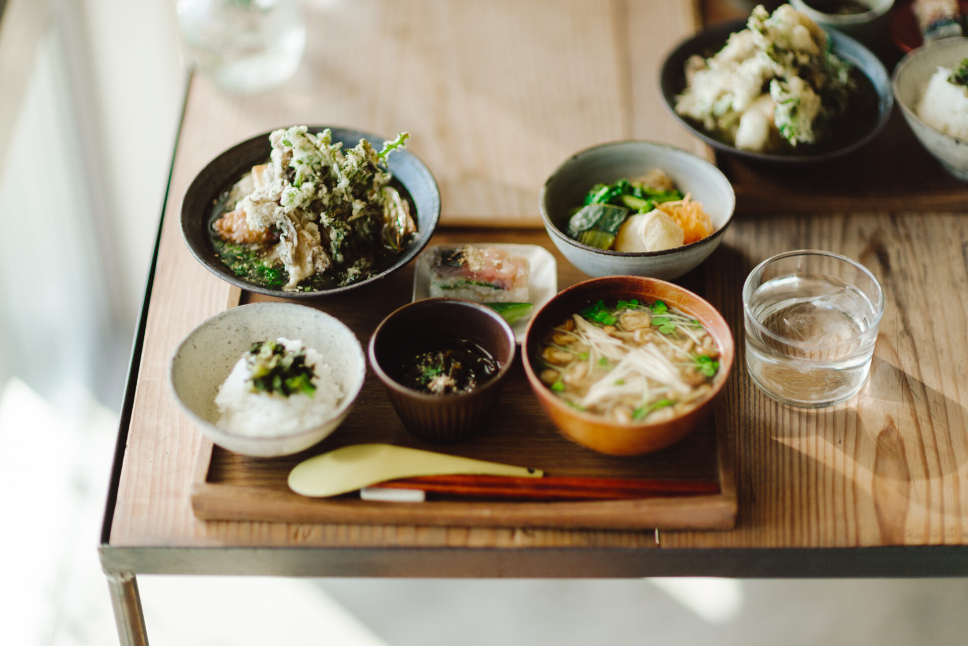 【雨風食堂】のどかな田園風景と愉しむ、旬の食材と選りすぐりの本